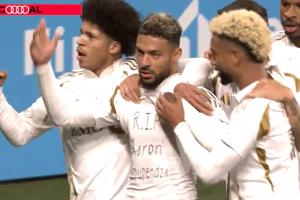 哀悼国家队队友！加蓬前锋布安加破门后，展示悼念布彭扎的衣服